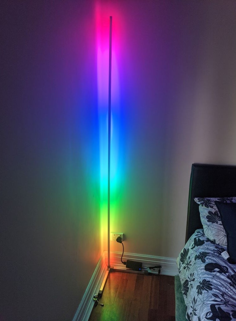 Минималистичный угловой RGB-торшер